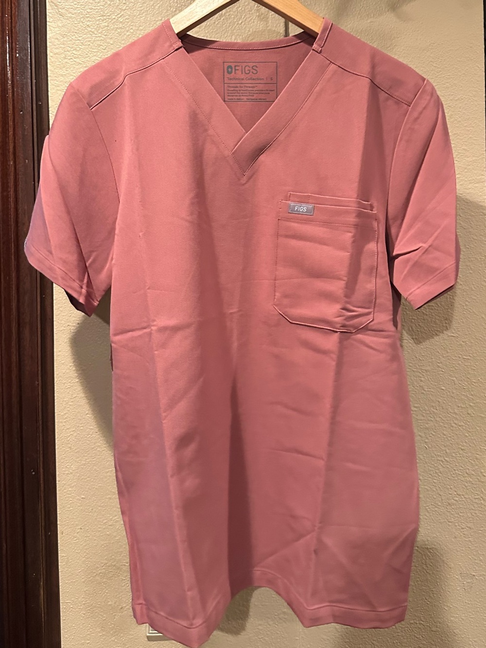 Figs Men’s Leon two pocket V-Neck Top in Mauve NWT small